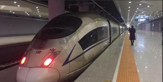  穿越霧霾區(qū)的高鐵，塵埃布滿整個車身